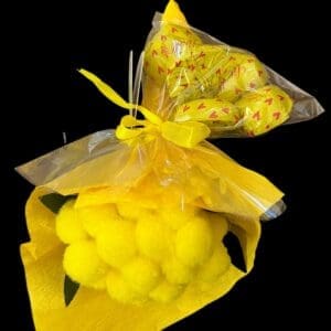 Bouquet mimosa con cuoricini al latte